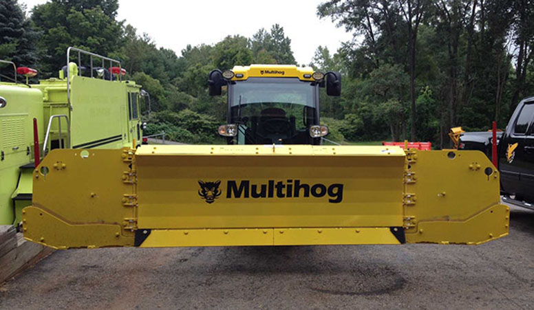 Box snow plow with hydraulic wings